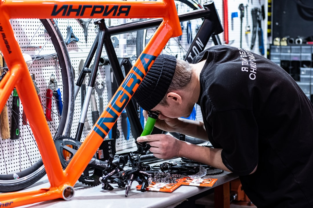 Fahrradmechaniker bei der Arbeit